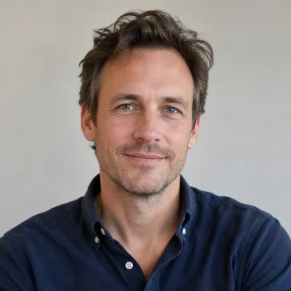 Portret van een man met kort donker haar en een lichtblauw overhemd